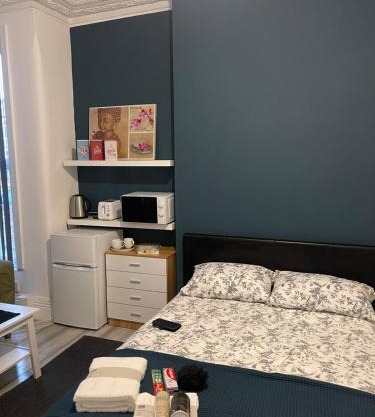 Rehman House GROUND FLOOR Studio 2 EXCLUSIVE USE OF PRIVATE BATHROOM & FREE PARKING