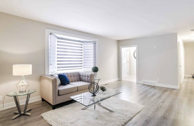 Relax and Enjoy This 3 Br Cottage style City home