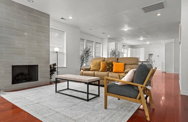Relax and peaceful 4 BD house with fireplace