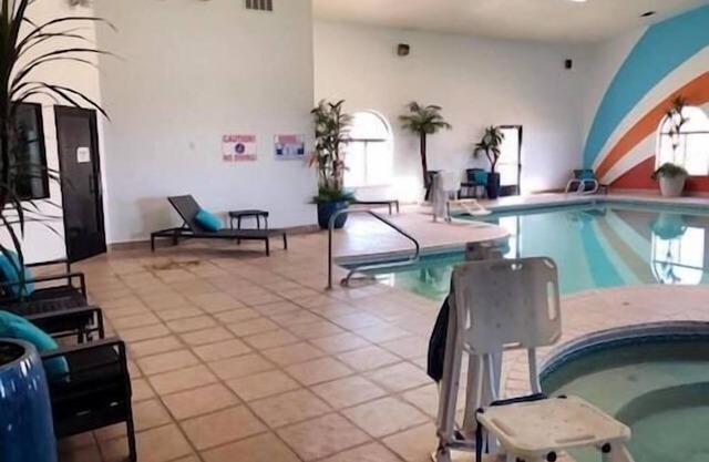 Relax and Recharge! Free Breakfast, Parking, Pets Allowed!