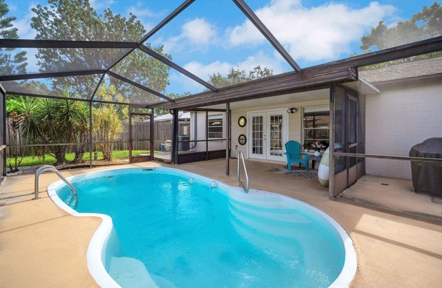Relax and Recharge, Mins to HCA Brandon & Tampa, Private Pool, Work-Friendly