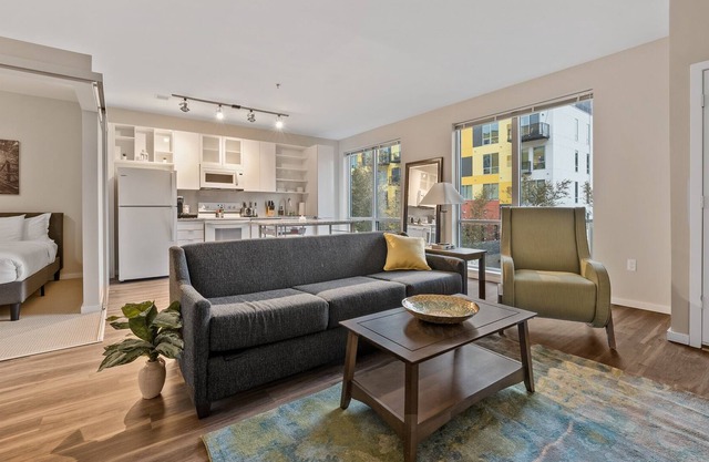 Relax and Recharge at Serene Oasis, Steps from the City's Vibrant Nightlife 350