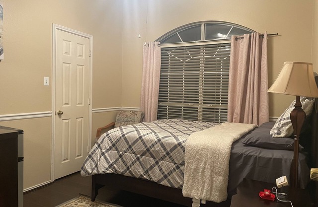 Relax and stay with this peaceful place to stay. No pet allow