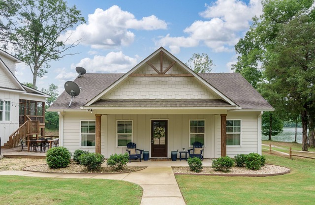 Relax and Unwind at Our Stunning 2 bed/ 1.5 bath Guest House on Lake Tuscaloosa