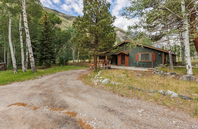Relax at Aspen Creek- Private Hot Tub