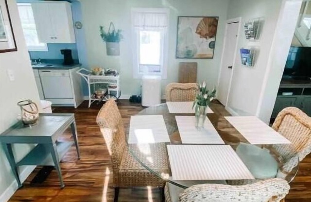 Relax at Cherry Street Cottage Near the Beach