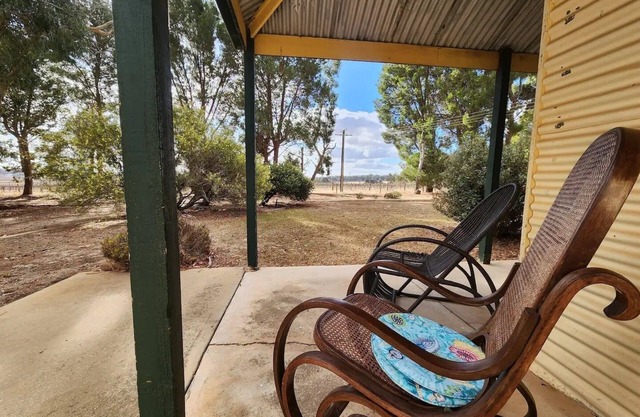 Relax at our charming 1912 farm cottage in Clare Valley's Hill River