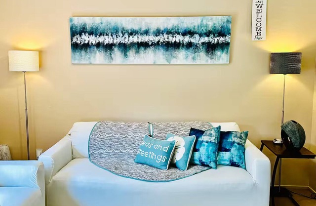 Relax at The Deep Blue Nest –Family Friendly Getaway by the Ocean & Private Yard