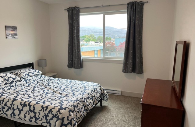 Relax at the Okanagan Oasis! Walking distance to many amenities.
