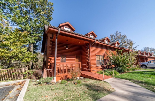 Relax At This Easy Entry Cedar Cabin - Branson Theatre District - Fireplace, Screed Porch, Sleeps 6!