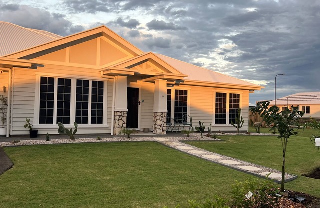 Relax at this Hampton style Beach House 3 min drive to the centre of everything.