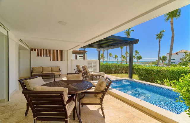 Relax Beach condo w/private pool and beach!
