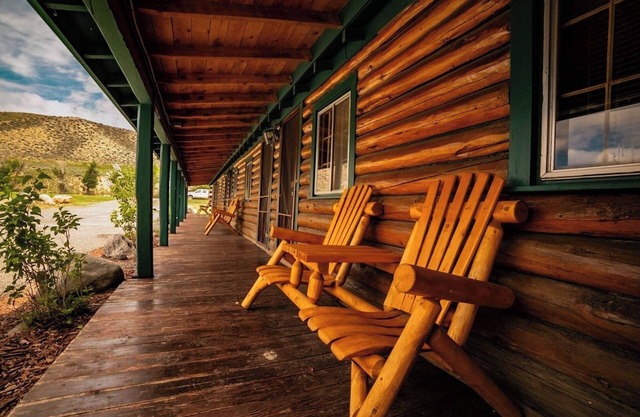 Relax by the River Hot Tub, Queen Bed, Parking, Mountain Views & Pet Friendly