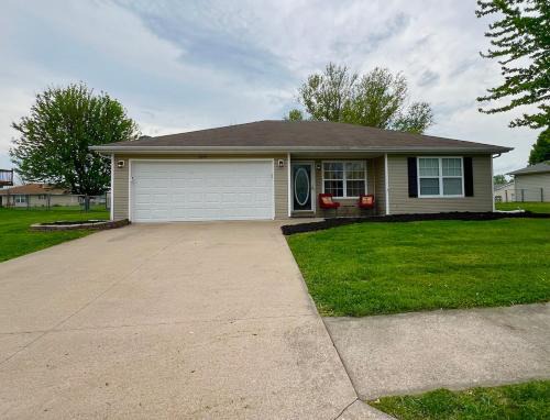 Relax Enjoy Mid-Missouri with Fenced in Back Yard