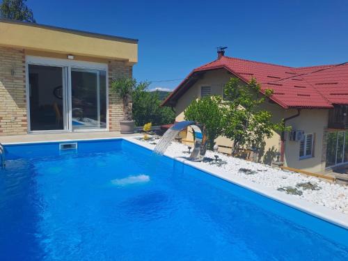 Relax House