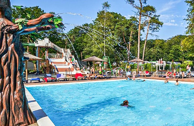 Relax in this luxurious chalet with many amenities for the whole family.