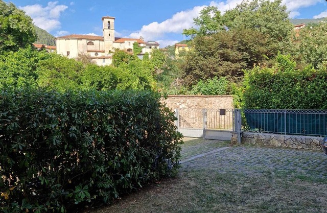 Relax in this quiet space centrally located in Massa.