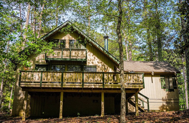 Relax in this spacious chalet just miles from the heart of Pine Mountain