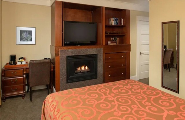 Relax in Victorian Room w/Heated Tile Bathroom & River Views from Terrace