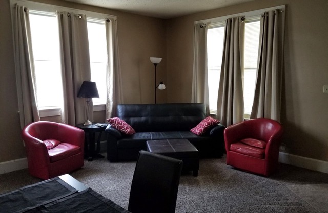 Relax Inn this Knotty & Nice entire Home