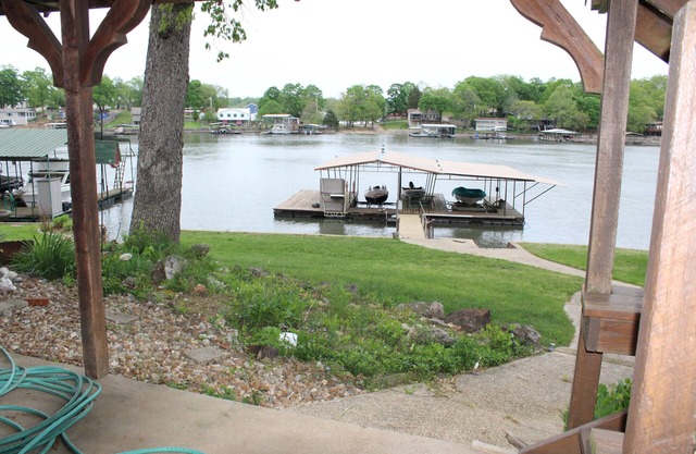Relax, just 3 steps to the lake! Great Outdoor space. Dock with boat parking. n