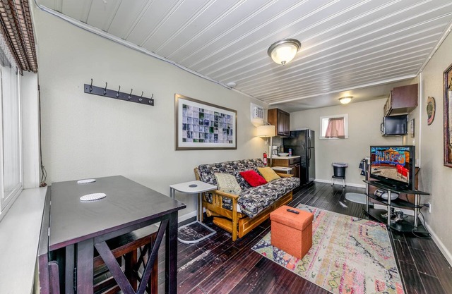 RELAX Mid-town On River! AMAZING loc - Opt HOT TUB