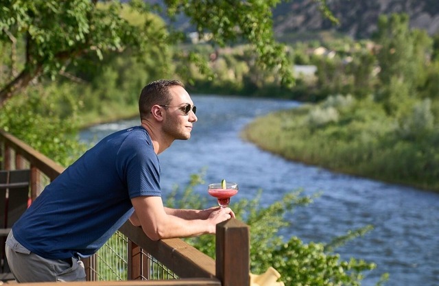 Relax on the River, Prvte Access to Fishing, Raft&Pddleboard, Hot Tub, Movie Rm!