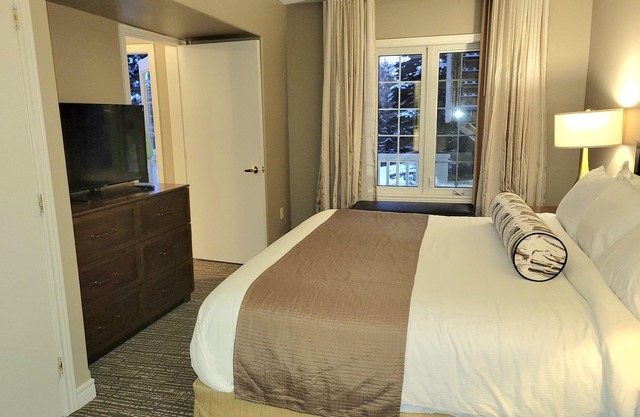 Relax or Explore! Northern Escape Cottage Condo - Country Club!