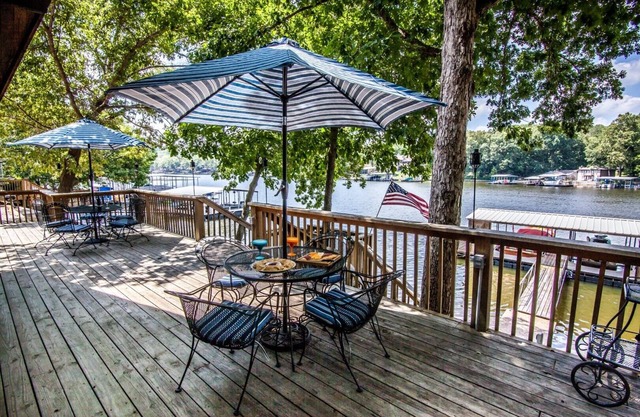 RELAX/REFRESH AT THIS COZY COMFY LAKE HOUSE STEPS FROM THE LAKE! SUPER COVE!