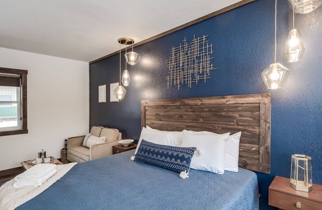 Relax & Refresh | Free Parking & Extra Vanity