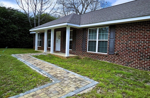 Relax & Unwind at This Charming West Mobile Getaway! 2BR/2BA Guesthouse Retreat!