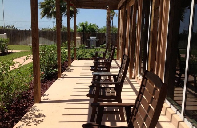 Relax & Unwind-Snowbird-friendly, short walk to beach, 2 pools, gated community