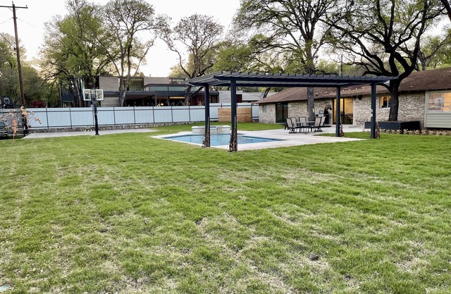 Relaxed & Cozy with pool/hot tub only 5 minutes from downtown ATX