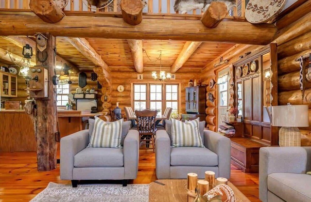 Relaxing and private waterfront log cabin
