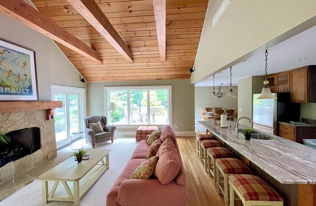 Relaxing Ann Arbor Stay — Sleeps 9, Hot Tub, Deck, and Gourmet Kitchen