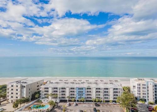 Relaxing Beachside Condo with Pool in Indian Shores!