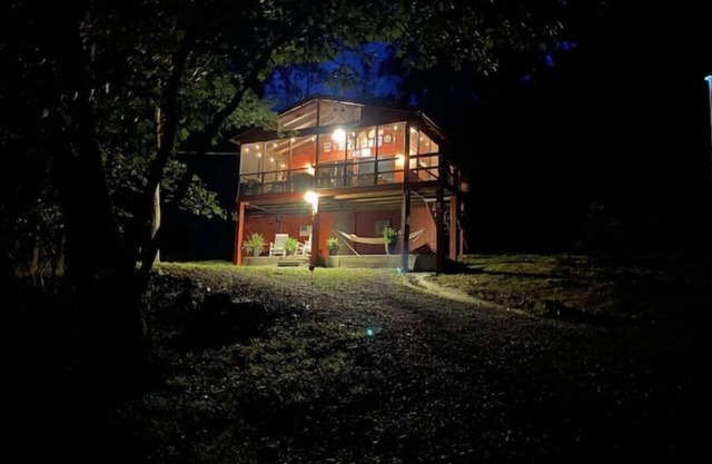 Relaxing cabin in WV Mountain with a rustic charm and outdoor firepit