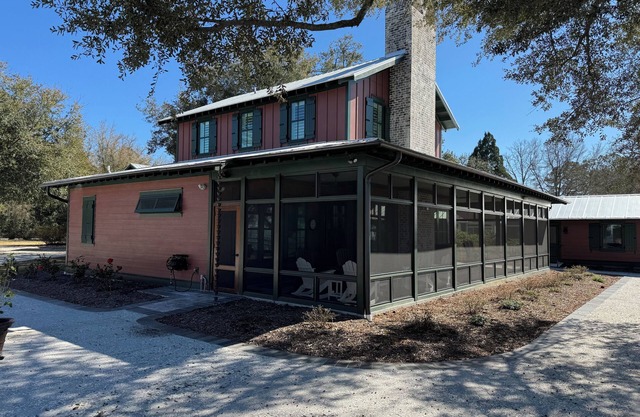Relaxing Cottage Getaway on the Lake with full water access. Sleeps 12.