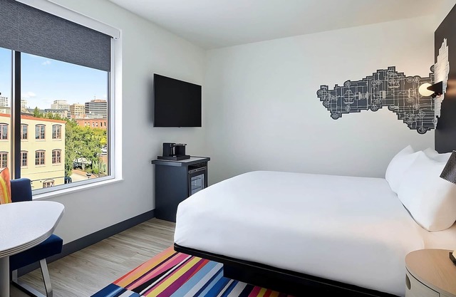 Relaxing Couple Pet-Friendly Stay | Seafood & Portland Attractions