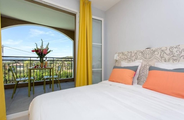 Relaxing Couple Room Ideal for Riviera Getaway w/Outdoor Space | Swimming Pool