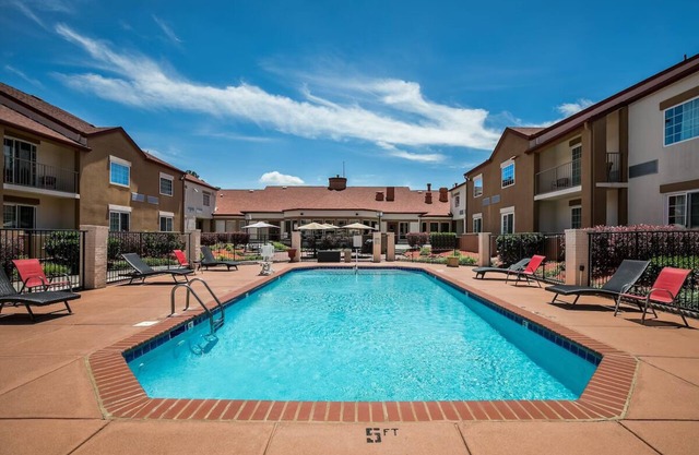 Relaxing Couple Room in Knoxville | Free Hot Breakfast Daily