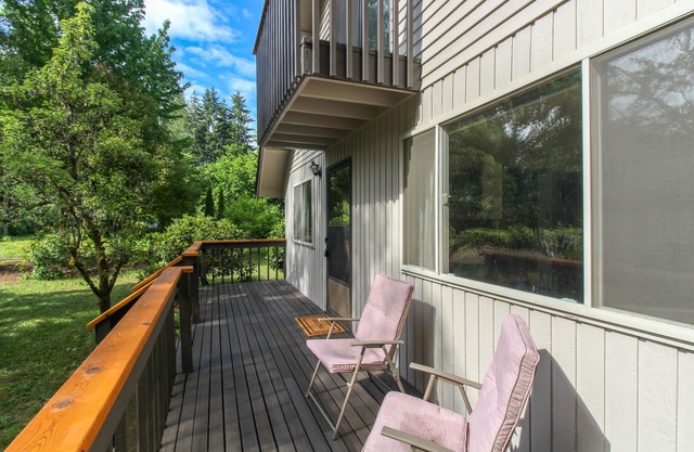 Relaxing dog-friendly house with private yard & entertainment - walk to the beach
