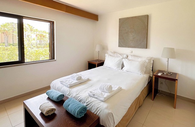 Relaxing Getaway! 2BR Apartment with Full Kitchen, Outdoor Pools, Free Parking