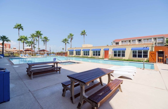 Relaxing , Great Location, 3 Minute Walk To The Beach 2 Bedroom Condo by RedAwning