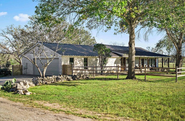 Relaxing Hill Country Home with a Firepit & Patio