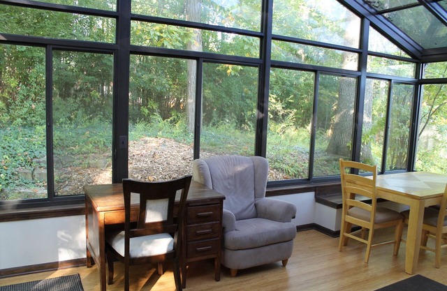 Relaxing Home in Quiet Neighborhood (2 miles from Big House; Family Friendly)