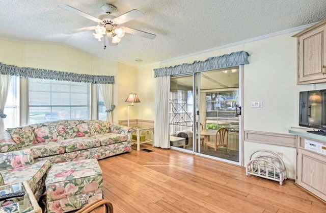 Relaxing Home Pool Access and Screened-In Porch!