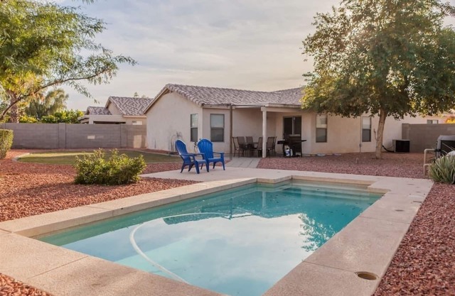 Relaxing house near stadium, pool heater, BBQ