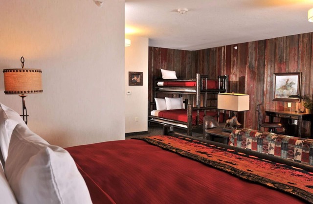 Relaxing Independence Stay: Heated Pool, Whirlpool & Outdoor Patio
