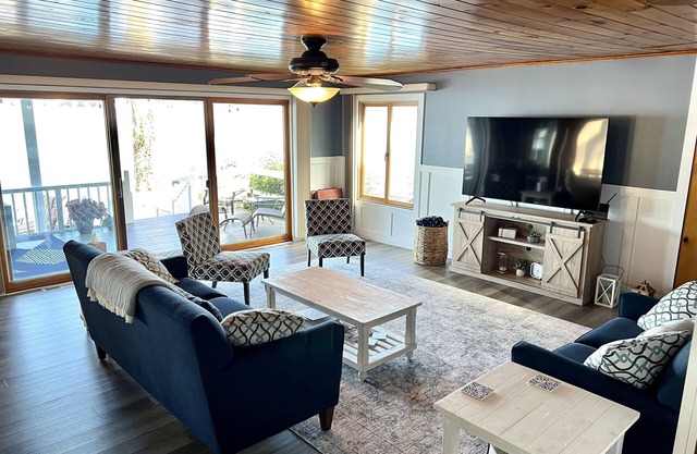 Relaxing Lake House Getaway w/Amazing Decks/Views